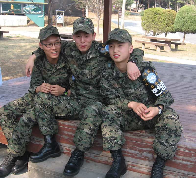 korean soldiers in the dmz